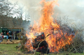 Traditionelles Osterfeuer am Angelsee