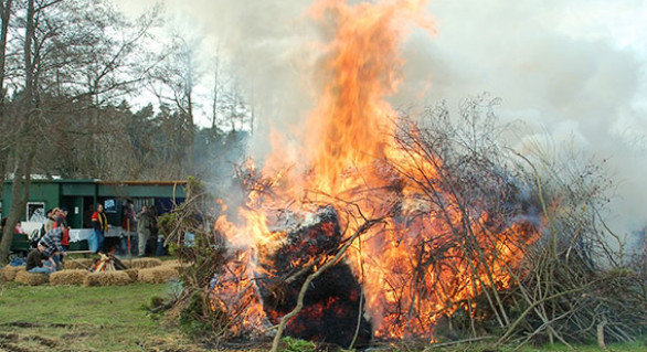 Traditionelles Osterfeuer am Angelsee